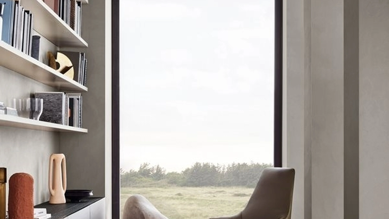 Poltrona Jane Lounge in pelle con piedini in legno di Poliform