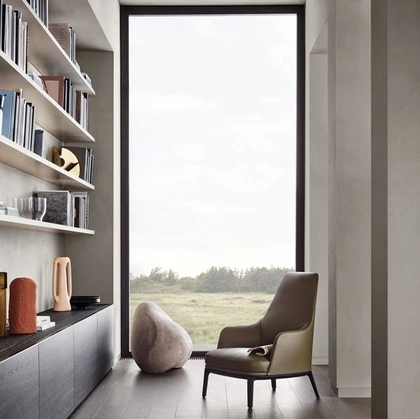 Poltrona Jane Lounge in pelle con piedini in legno di Poliform