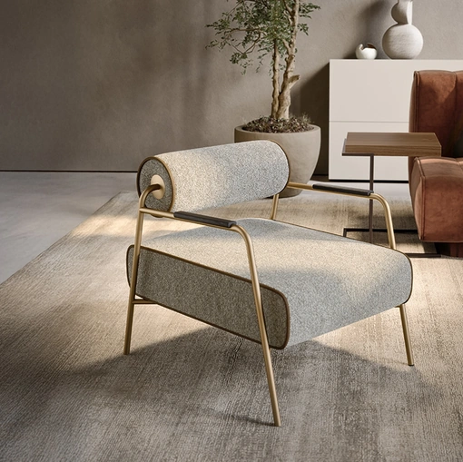 Poltroncina Levante in tessuto imbottito di Pianca