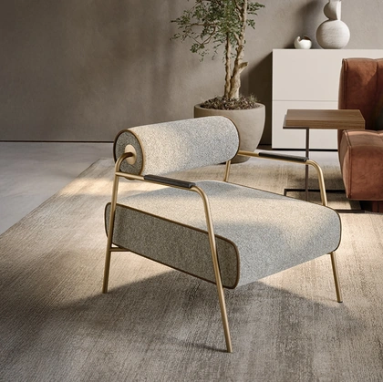 Poltroncina Levante in tessuto imbottito di Pianca