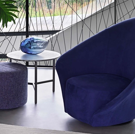 Poltrona girevole in tessuto dalle sembianze di un fiore con braccioli asimmetrici Lilia di Flou