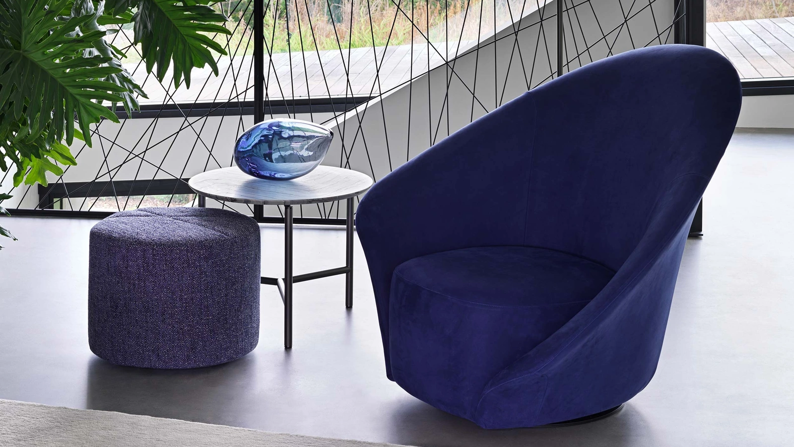 Poltrona girevole in tessuto dalle sembianze di un fiore con braccioli asimmetrici Lilia di Flou