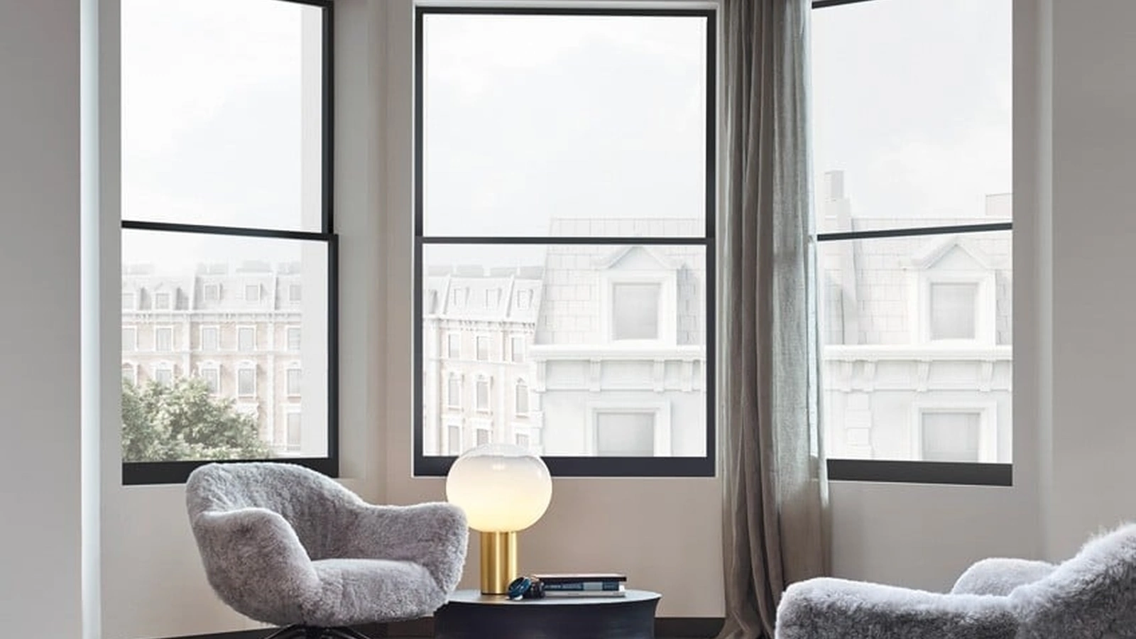 Poltroncina Mad Chair in pelle cashmere grigio con basamento girevole in metallo di Poliform