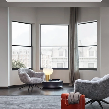 Poltroncina Mad Chair in pelle cashmere grigio con basamento girevole in metallo di Poliform