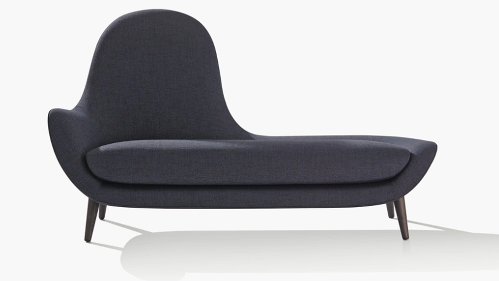 Poltrona Mad Chaise Longue in tessuto e pelle sul retro con gambe in olmo nero di Poliform