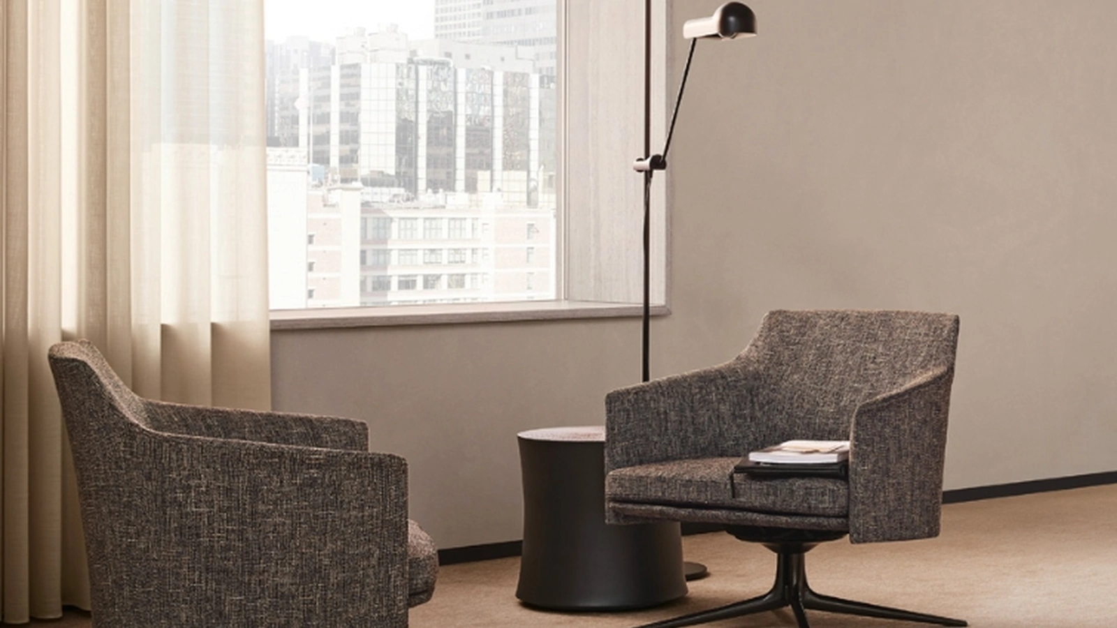 Poltroncina Stanford in tessuto con basamento girevole in nickel brown lucido di Poliform