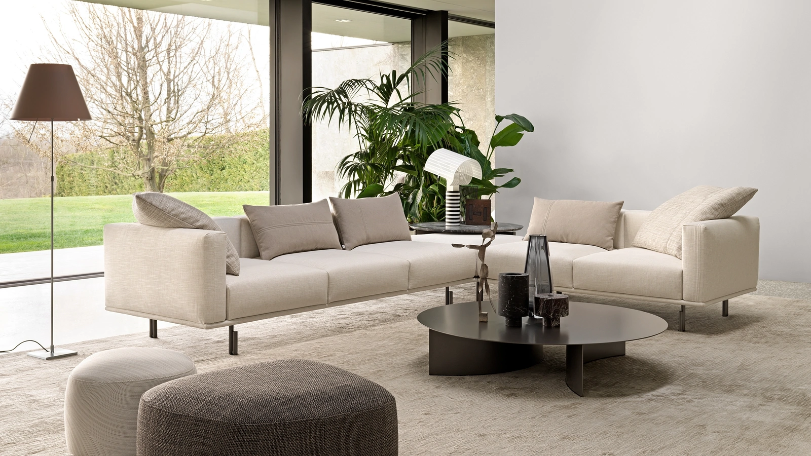 Divano angolare Binario, componibile modulabile con piedini in metallo, cuscini in piuma e schienale regolabile di Flou