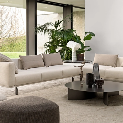 Divano angolare Binario, componibile modulabile con piedini in metallo, cuscini in piuma e schienale regolabile di Flou