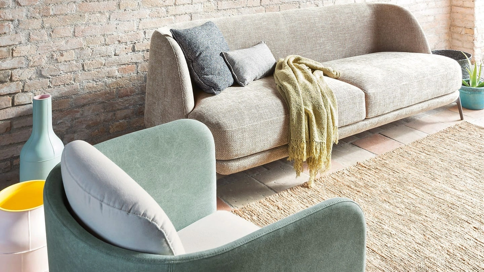 Divano lineare Velvet in tessuto di Novamobili