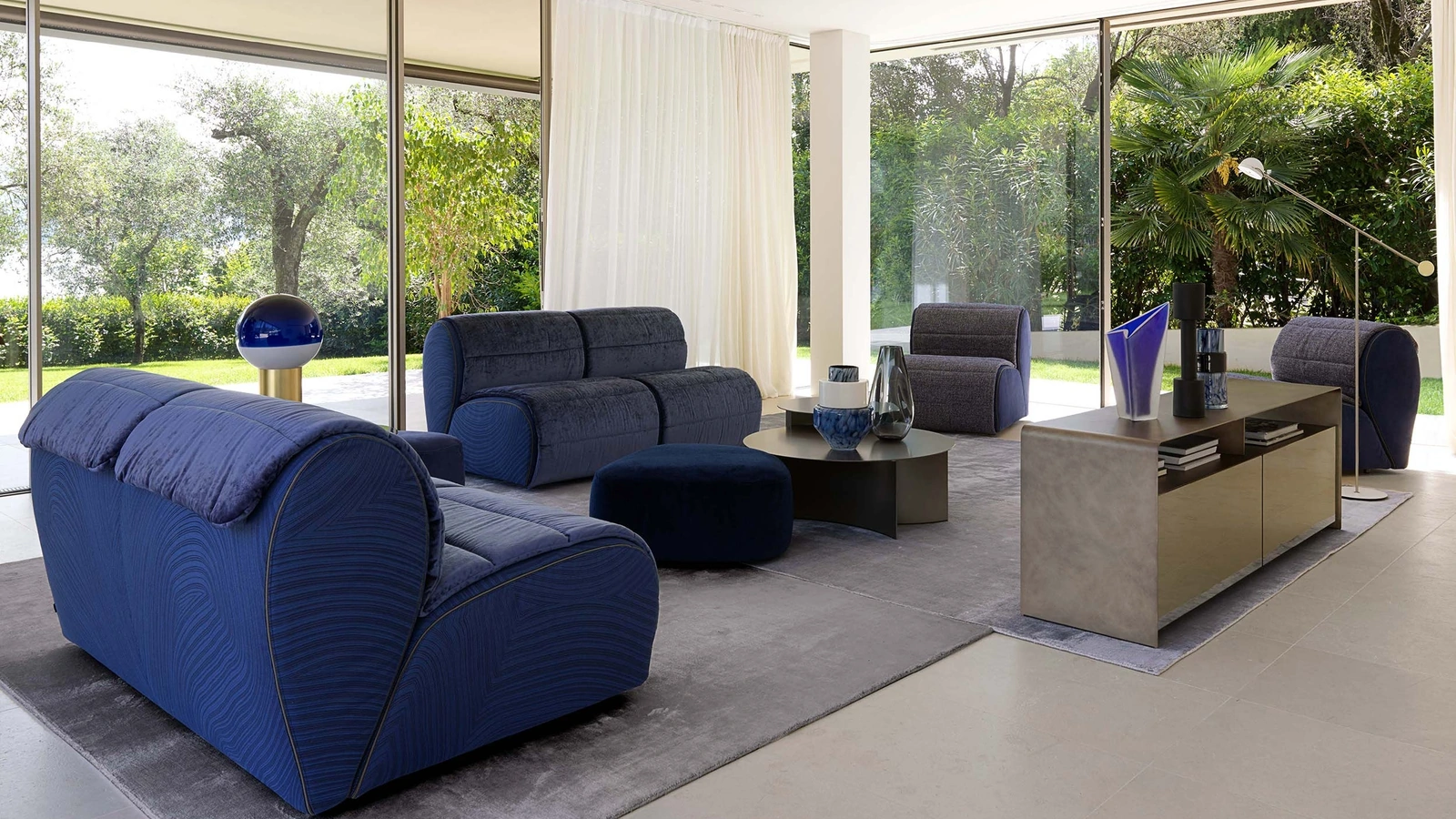 Divano in tessuto con sedute morbide e confortevoli ispirate alla forma dei petali di un fiore Flora di Flou