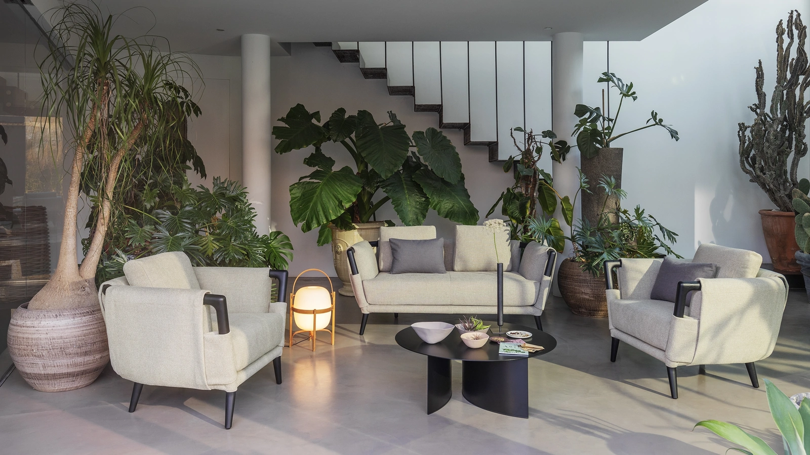 Divano lineare in tessuto Gaudì di Flou