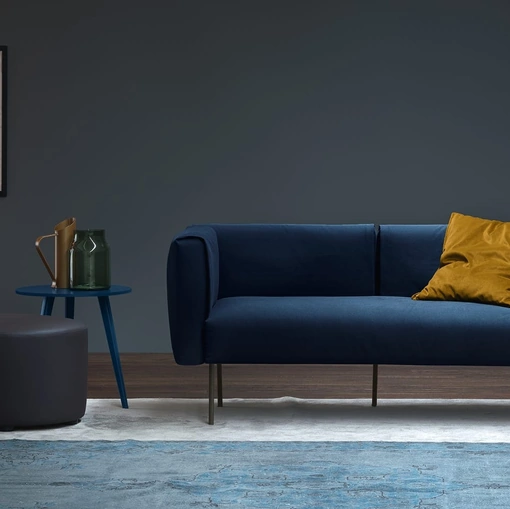 Divano lineare Onni in tessuto con piedi in metallo di Novamobili