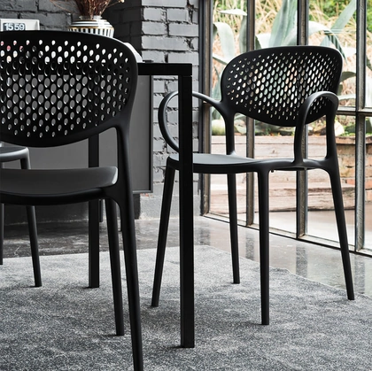 Sedia Abby Forata in polipropilene di Connubia