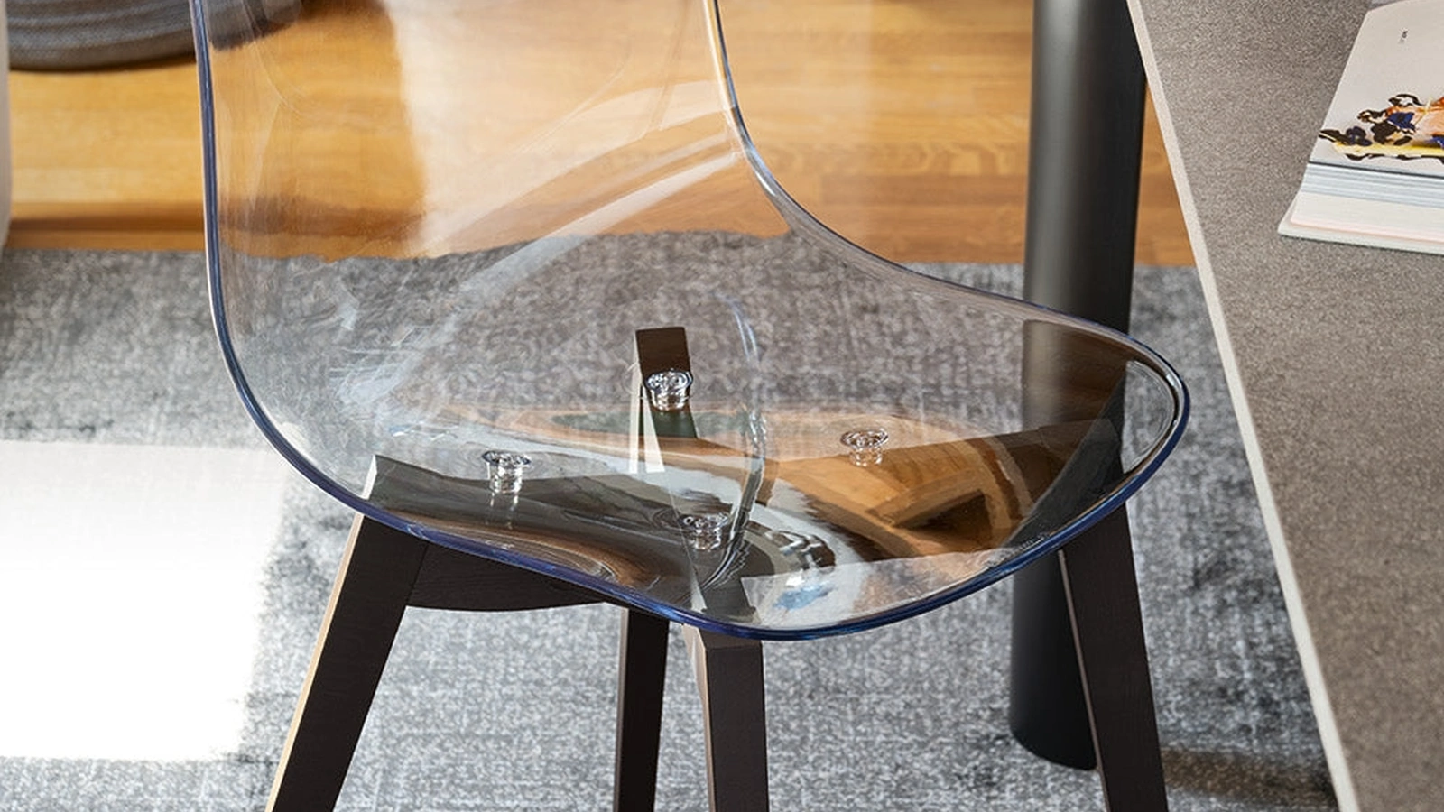 Sedia Academy in policarbonato trasparente di Connubia