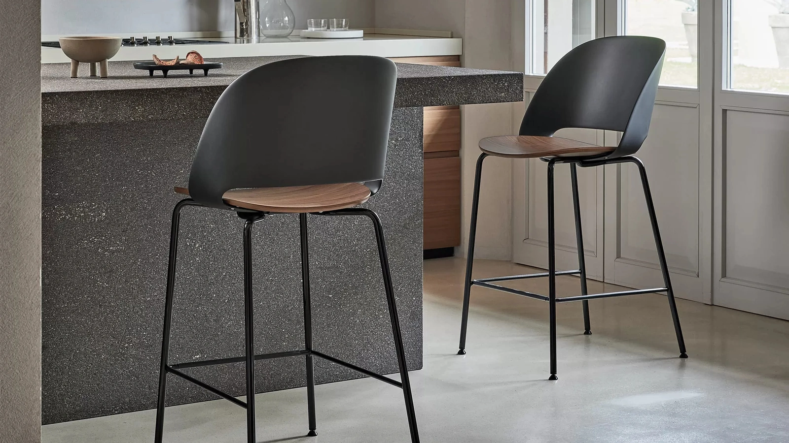 Sgabello Polo in polipropilene e legno con gambe in metallo di Bontempi