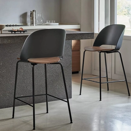 Sgabello Polo in polipropilene e legno con gambe in metallo di Bontempi