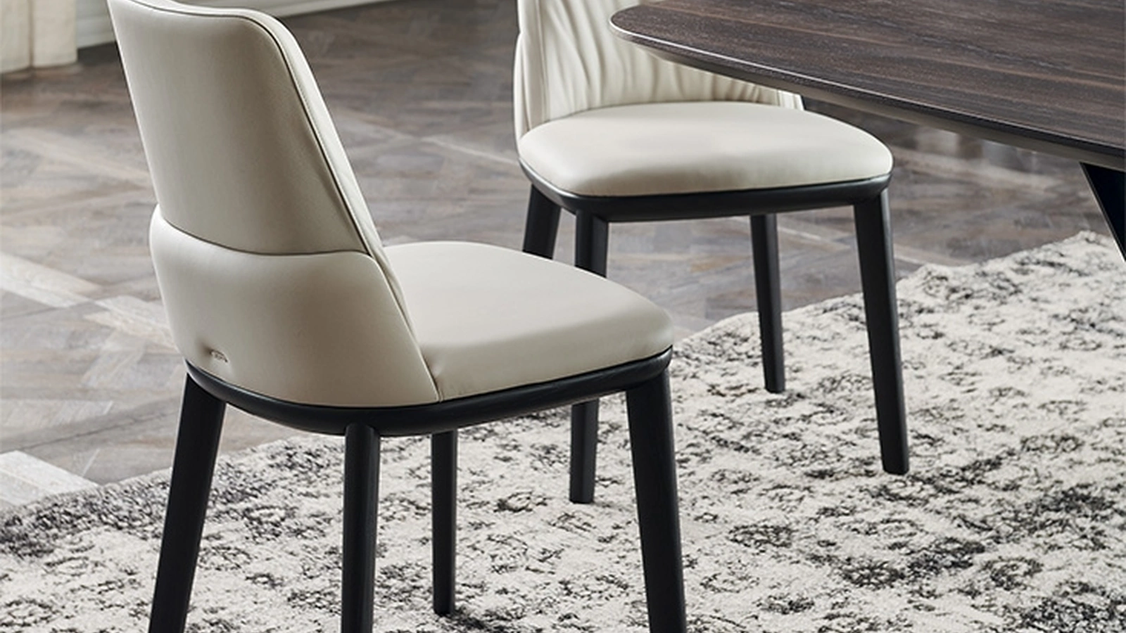 Sedia senza braccioli con struttura in frassino e rivestimento in ecopelle Belinda di Cattelan Italia