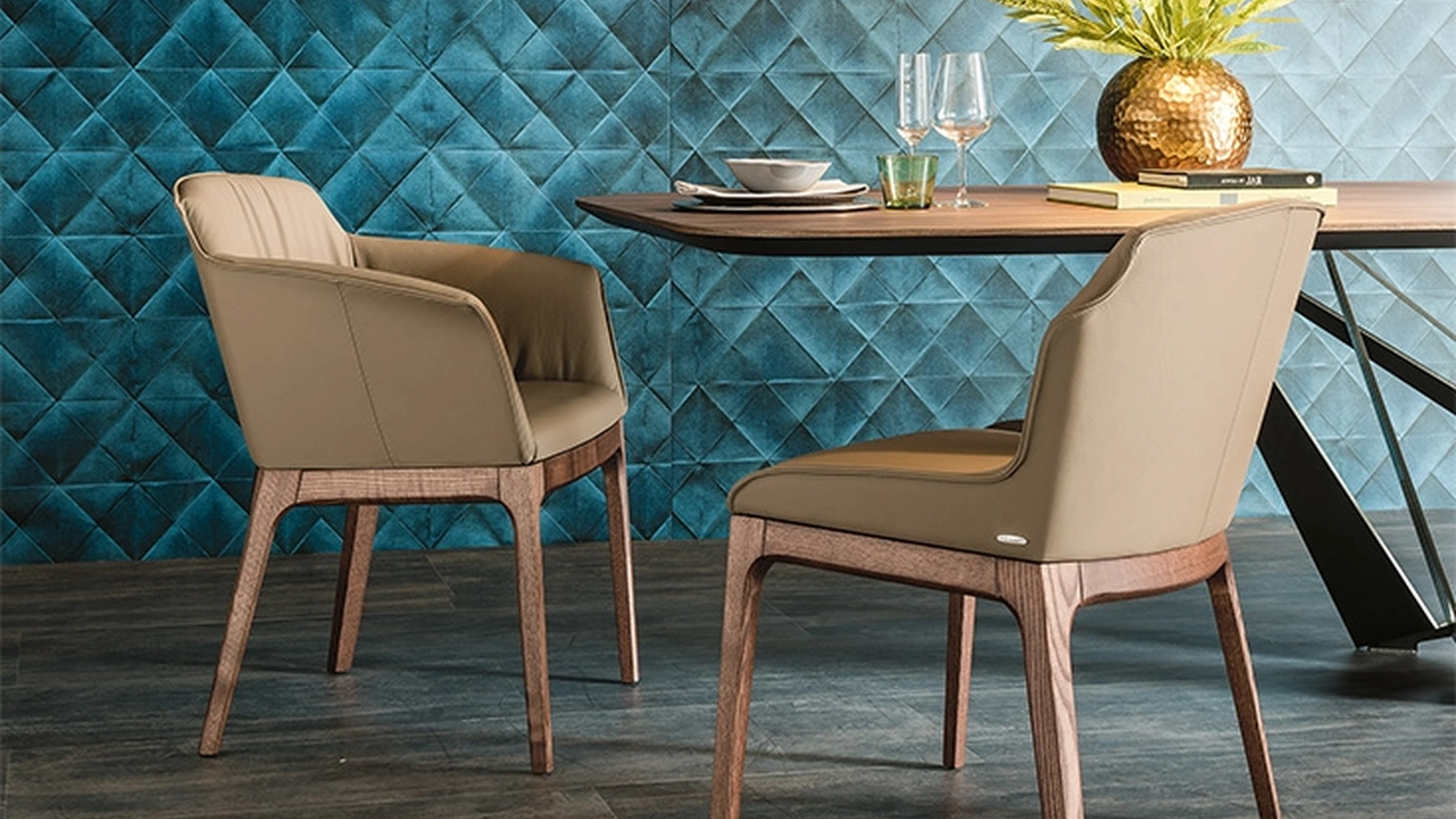 Sedia Musa in pelle con base in legno di Cattelan Italia