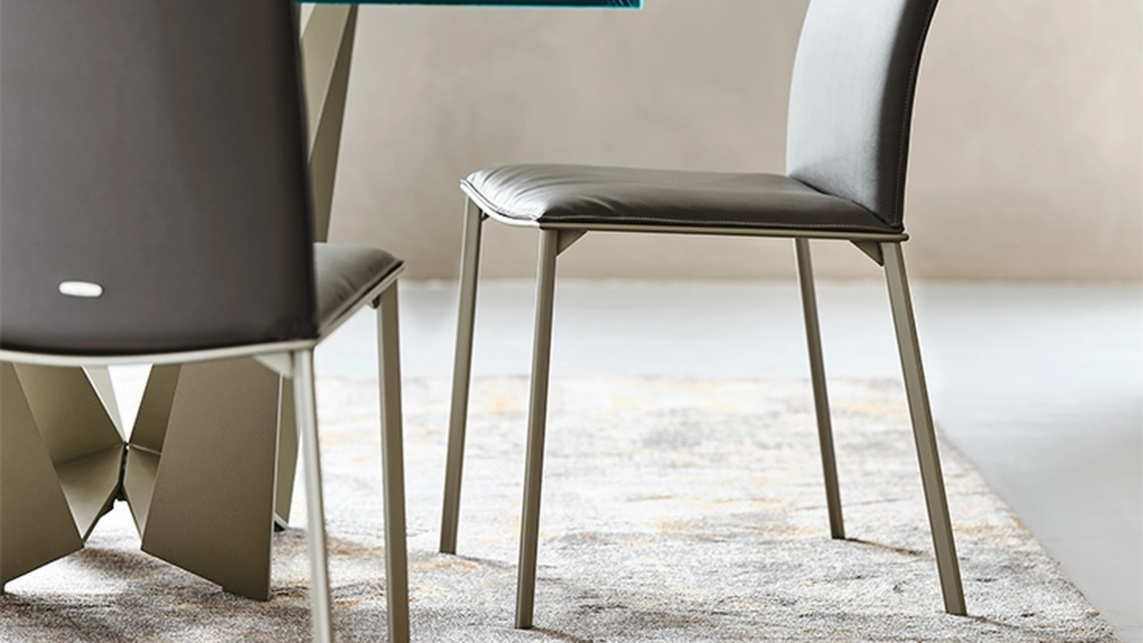 Sedia in pelle con schienale leggermente curvato Rita di Cattelan Italia