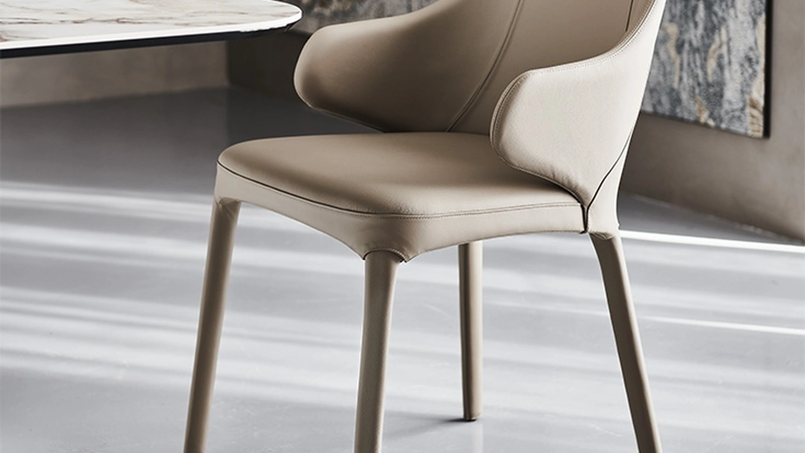 Sedia in pelle imbottita con braccioli Wanda di Cattelan Italia