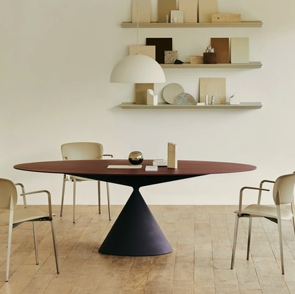 Sedia impilabile Ply rivestita in cuoio di Desalto