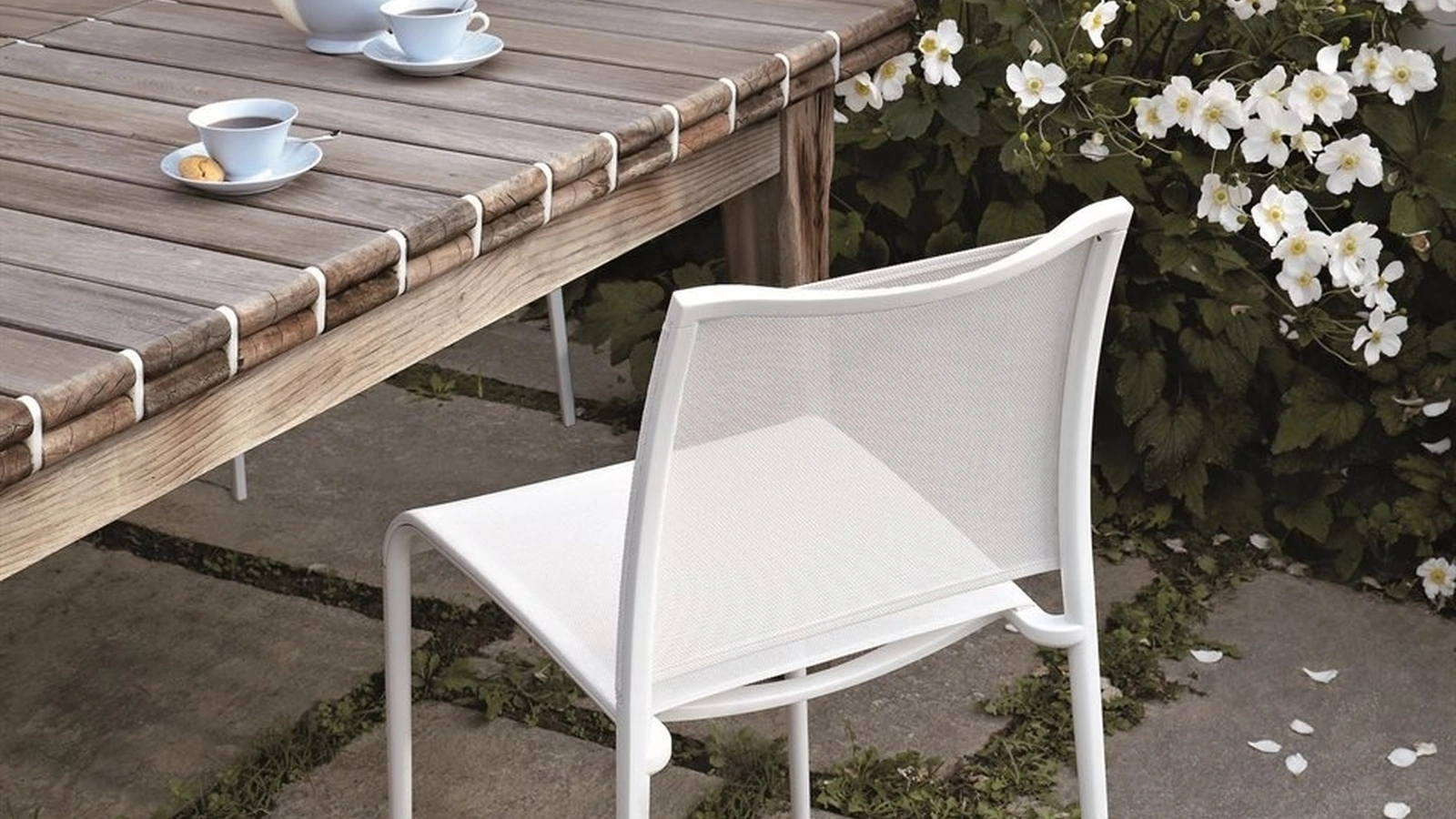 Sedia impilabile e leggera Sand Light in rete di poliestere e alluminio di Desalto