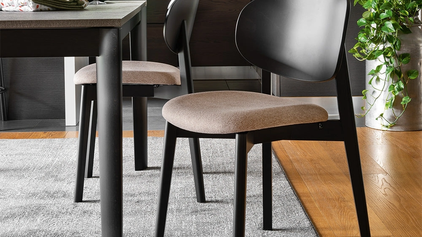 Sedia in legno dal design classico con seduta imbottita Eide di Connubia