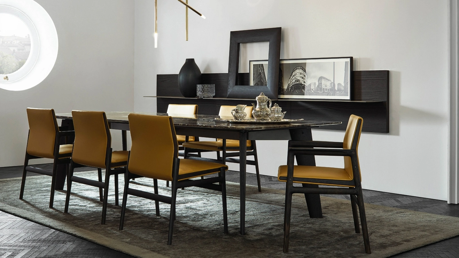 Sedia in pelle con o senza braccioli Ipanema con struttura in olmo nero di Poliform