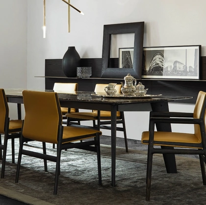 Sedia in pelle con o senza braccioli Ipanema con struttura in olmo nero di Poliform