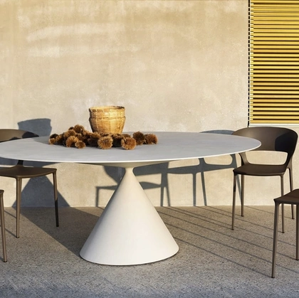 Sedia impilabile Koki in poliuretano di Desalto