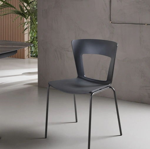 Sedia impilabile con scocca realizzata in tecnopolimero plastico Lilia di Riflessi