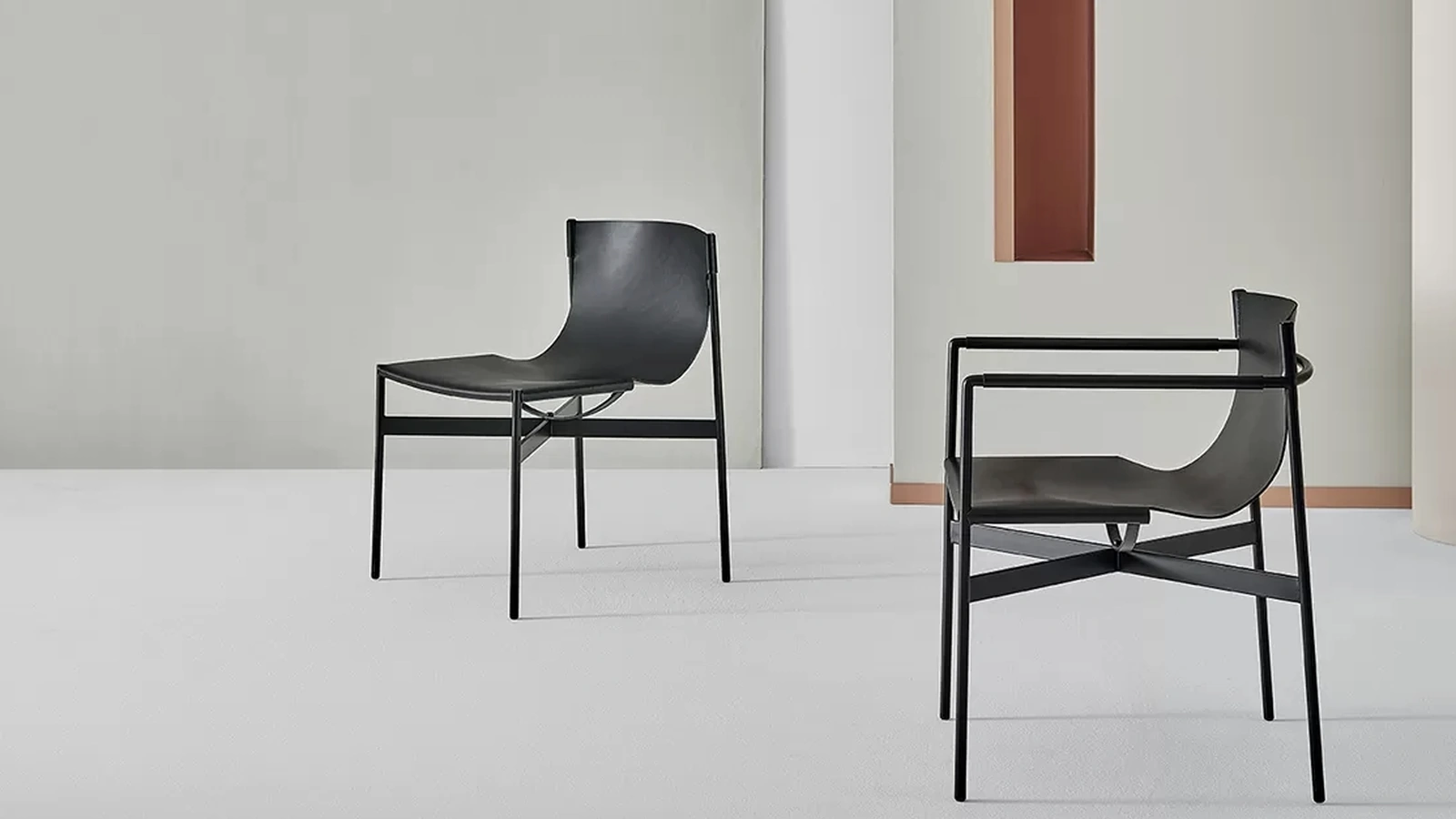 Sedia Lucrezia con o senza braccioli con struttura in acciaio laccato e monoscocca imbottita e rivestita in cuoio di Bontempi