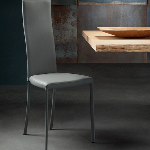 Sedia Luna Flex con schienale alto rivestita in pelle di Riflessi