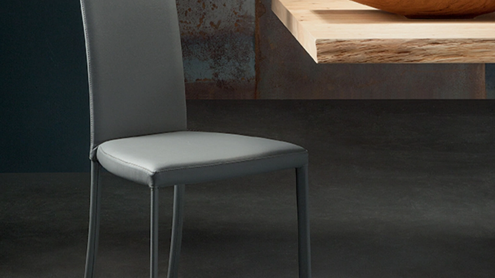 Sedia Luna Flex con schienale alto rivestita in pelle di Riflessi