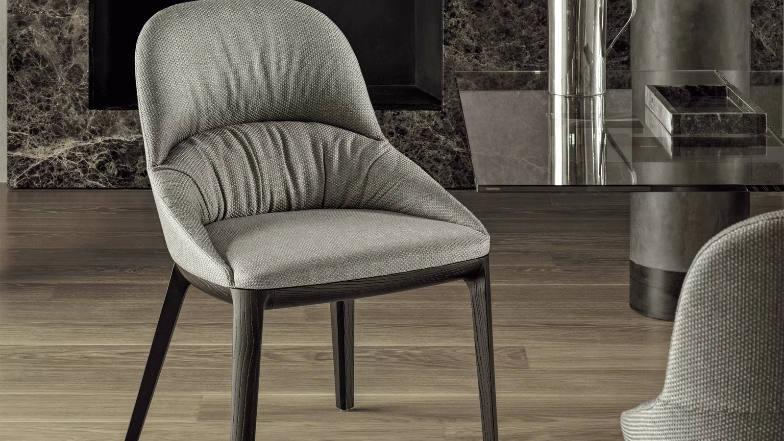 Sedia Queen in tessuto imbottito con gambe in legno massello di Bontempi