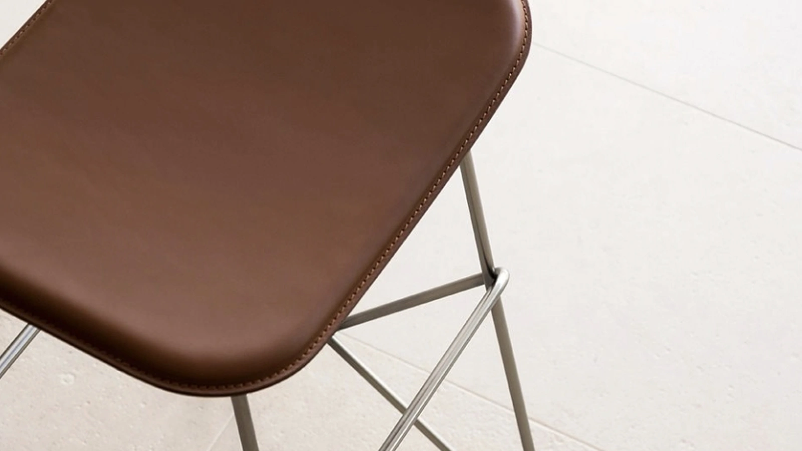 Sgabello Endless in cuoio e metallo di Desalto