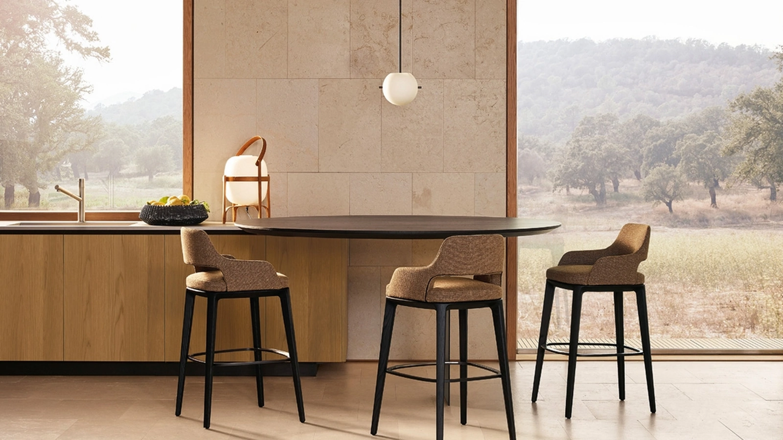 Sgabello in tessuto con struttura in olmo nero e poggiapiedi in brown nickel opaco Sophie Lite di Poliform