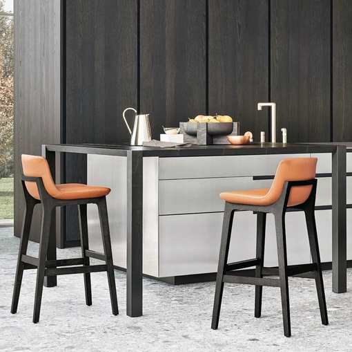 Sgabello in pelle con struttura in olmo nero e poggiapiedi in acciaio inox Ventura di Poliform