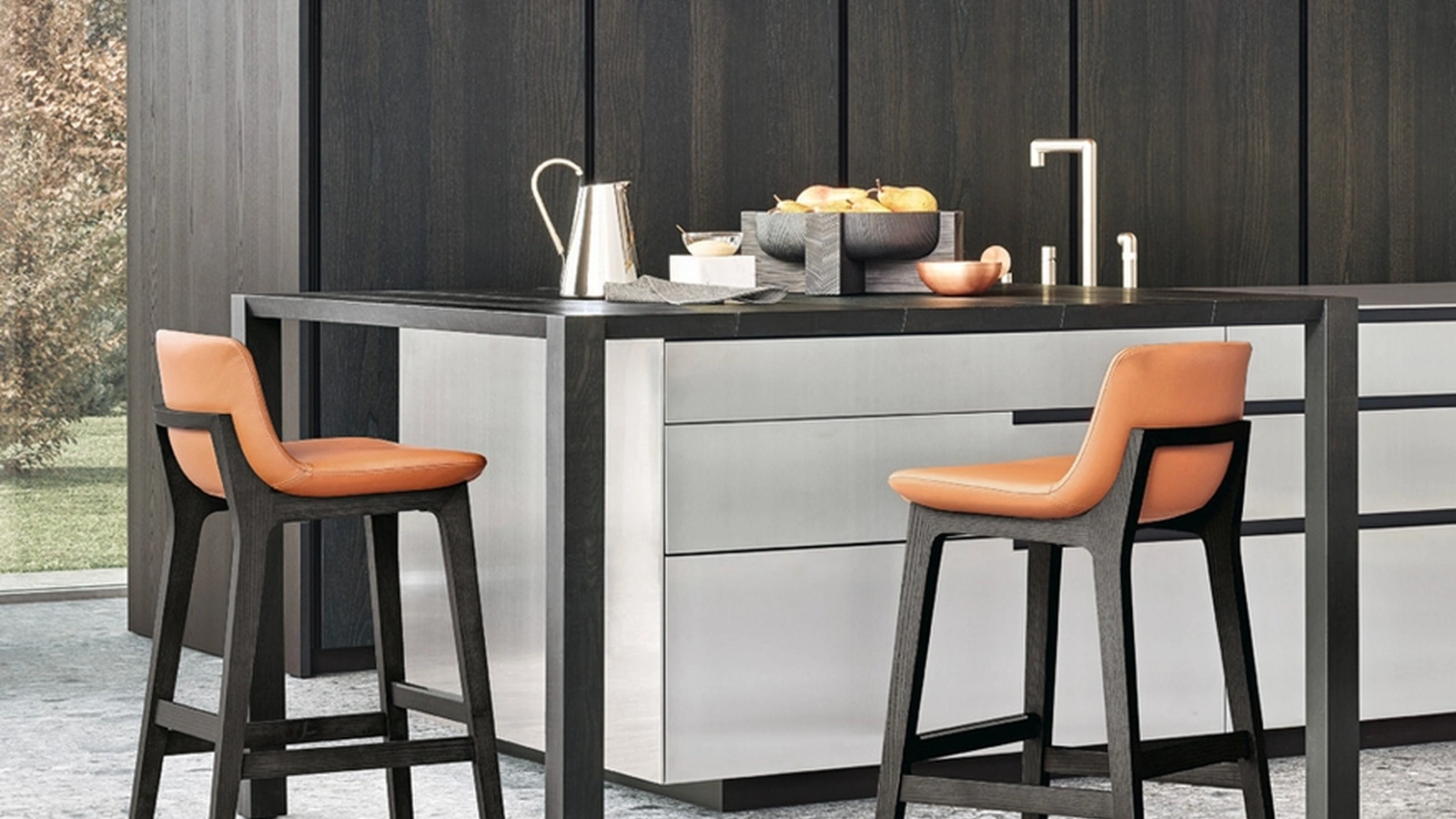 Sgabello in pelle con struttura in olmo nero e poggiapiedi in acciaio inox Ventura di Poliform