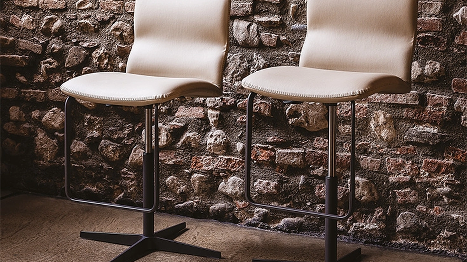 Sgabello in acciaio verniciato con seduta in pelle Victor X di Cattelan Italia