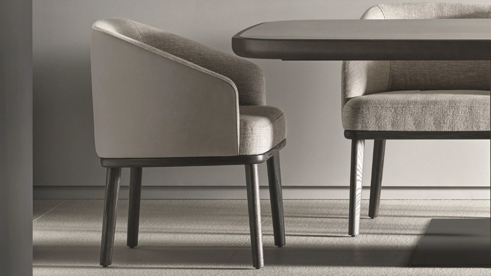 Sedia St Tropez in tessuto con gambe in legno massello di Ditre Italia