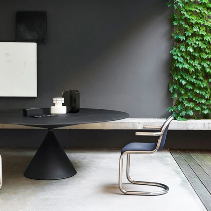 Sedia con braccioli Strong con struttura in tubo d’acciaio curvato e seduta imbottita rivestita in tessuto di Desalto