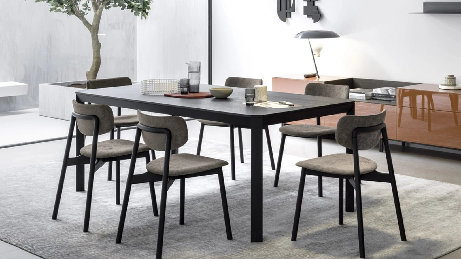 Sedia Twist in tessuto imbottito e legno di Novamobili