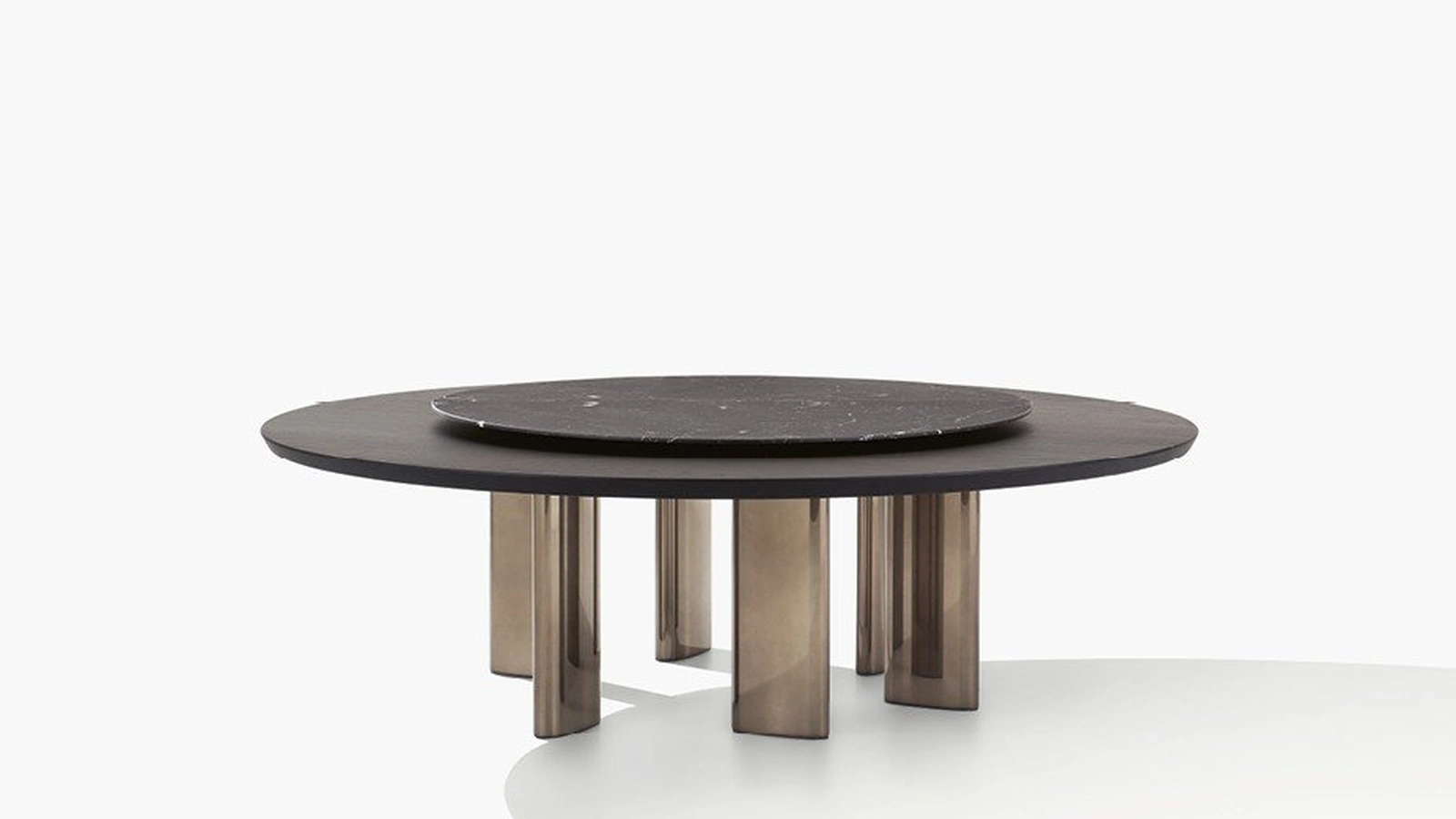 Tavolo Adrien rotondo con piano in olmo nero e vassoio centrale in marmo nero di Poliform