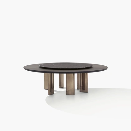 Tavolo Adrien rotondo con piano in olmo nero e vassoio centrale in marmo nero di Poliform