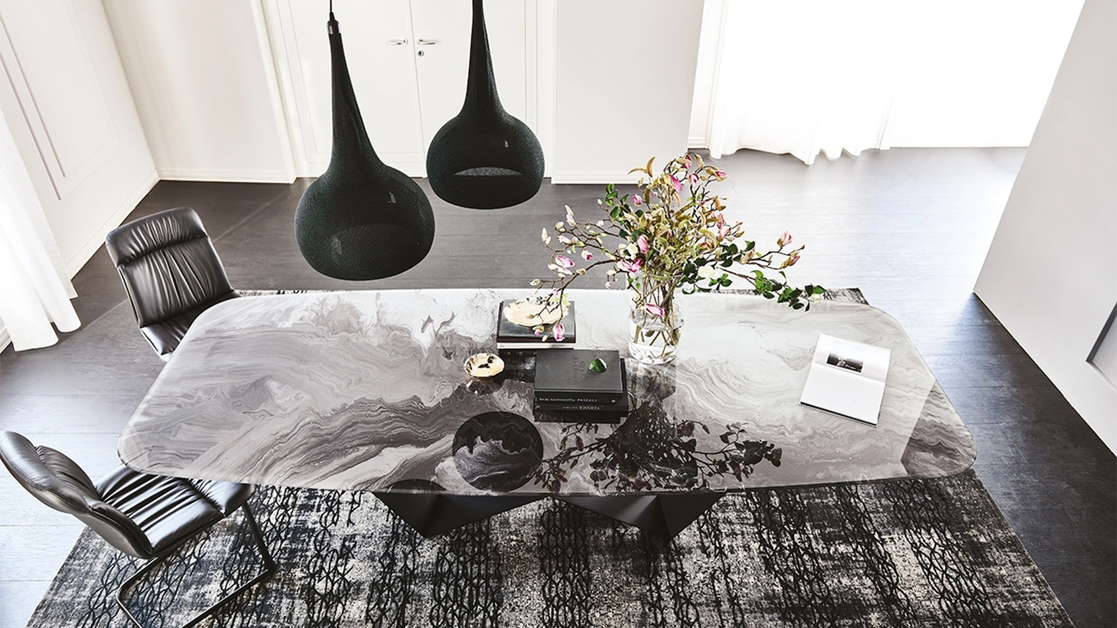 Tavolo con base in metallo e piano in cristallo con stampa artistica Skorpio Crystalart di Cattelan Italia