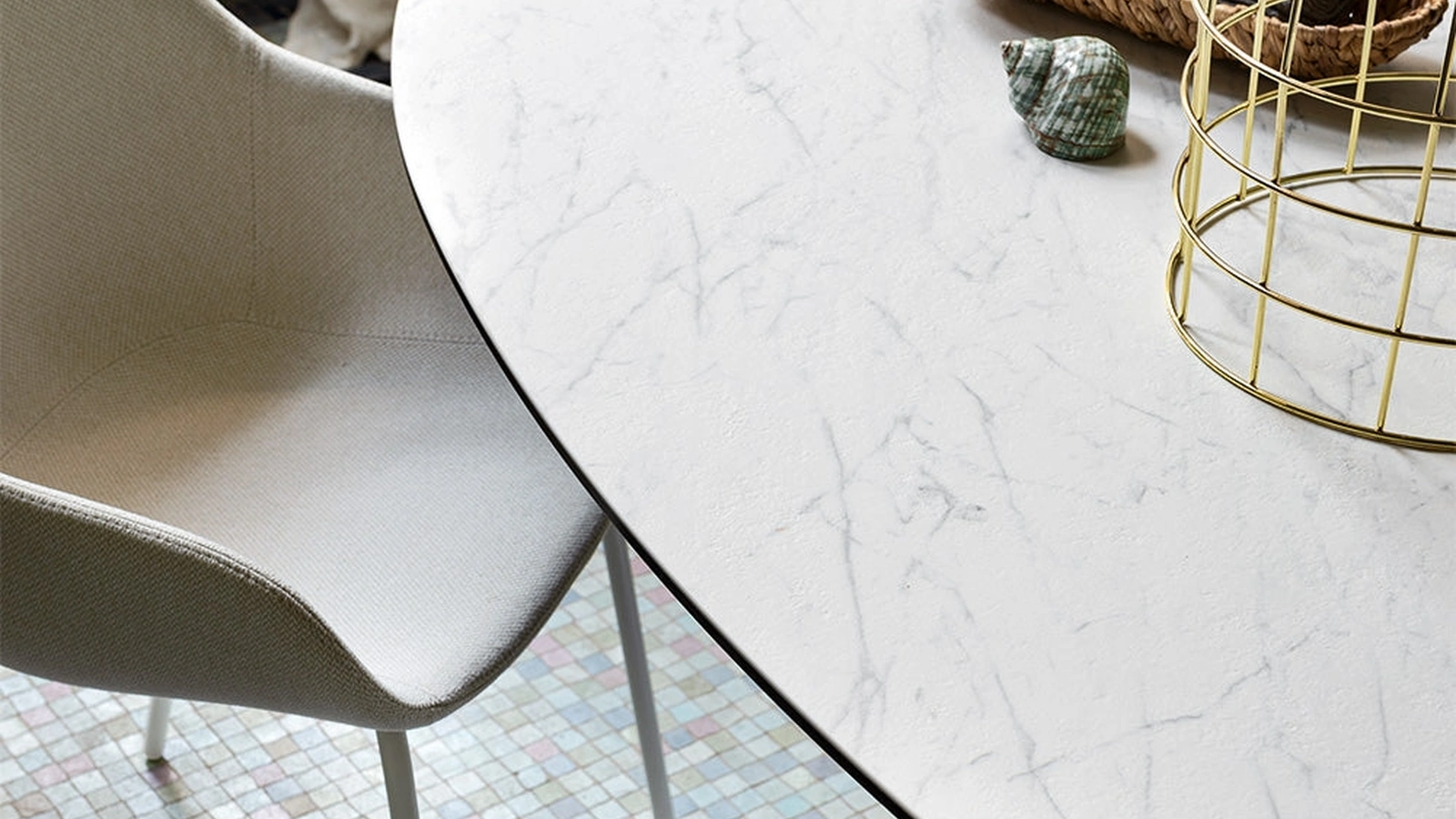 Tavolo fisso con piano ovale in ceramica e base monolitica in lamiera curvata Ellisse di Connubia