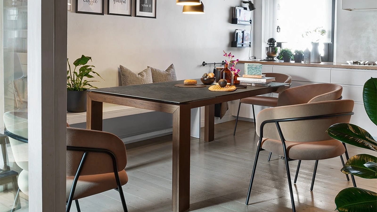 Tavolo allungabile Sigma con top in ceramica e gambe in legno di Connubia