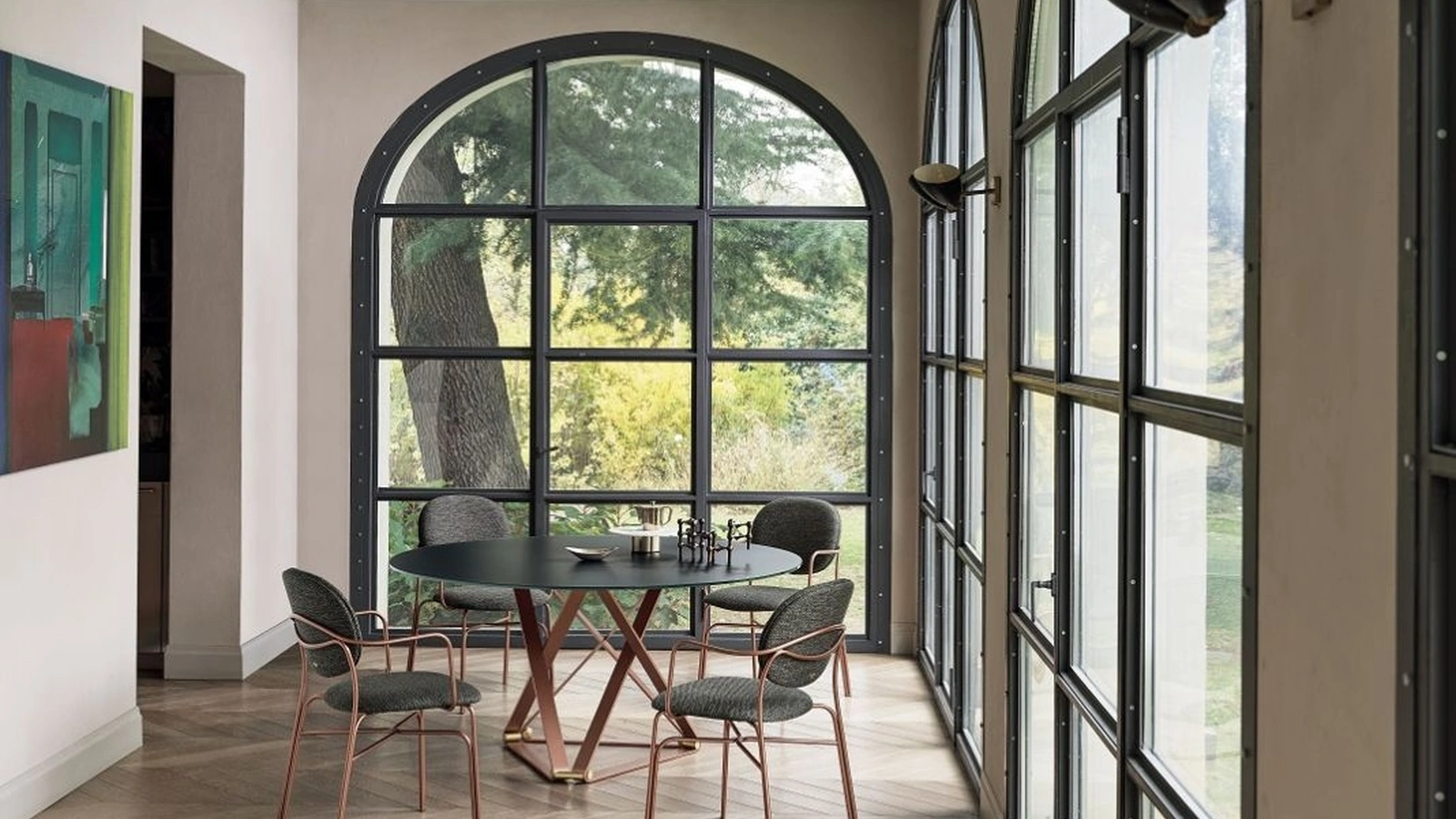 Tavolo Delta Rotondo in cristallo antigraffio con base in acciaio laccato Bontempi