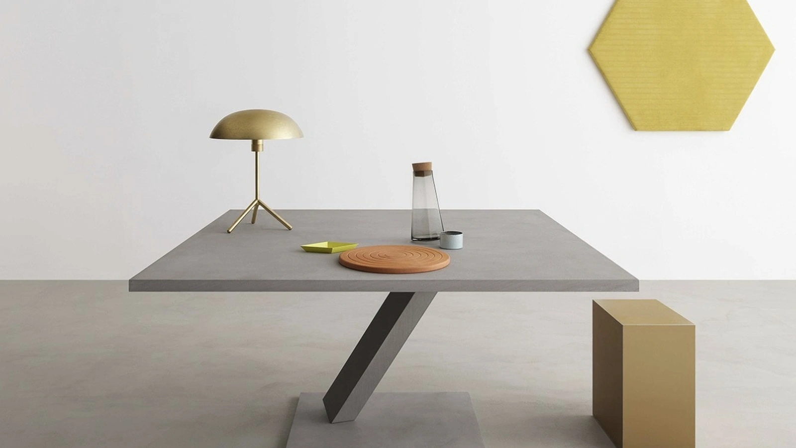 Tavolo quadrato Element in materico cemento di Desalto